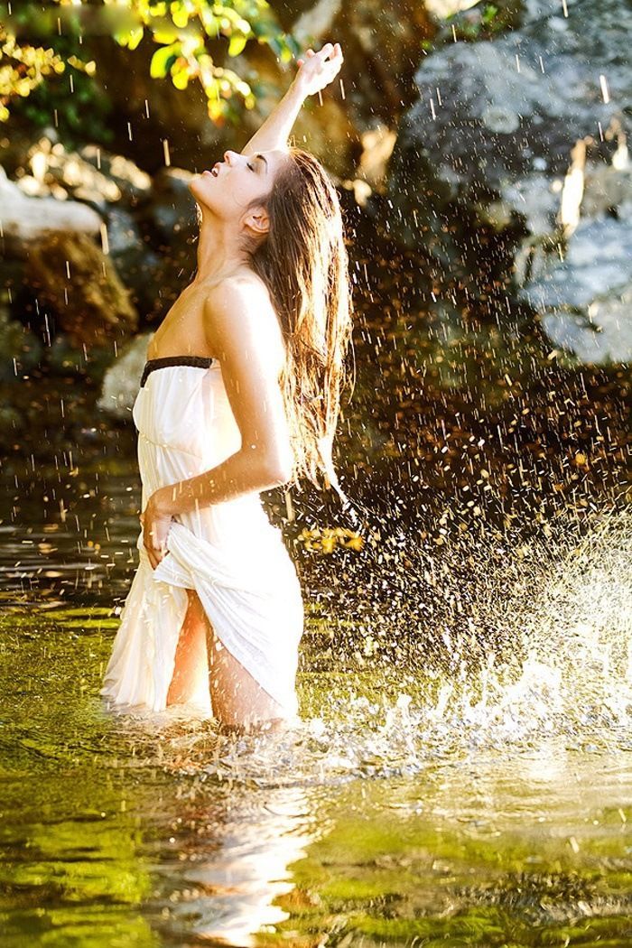 Marie Avgeropoulos in Kobe