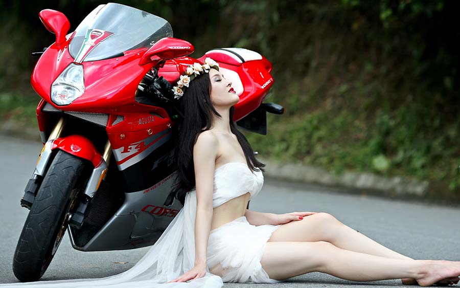 Beautiful girls and motorcycles in Kobe