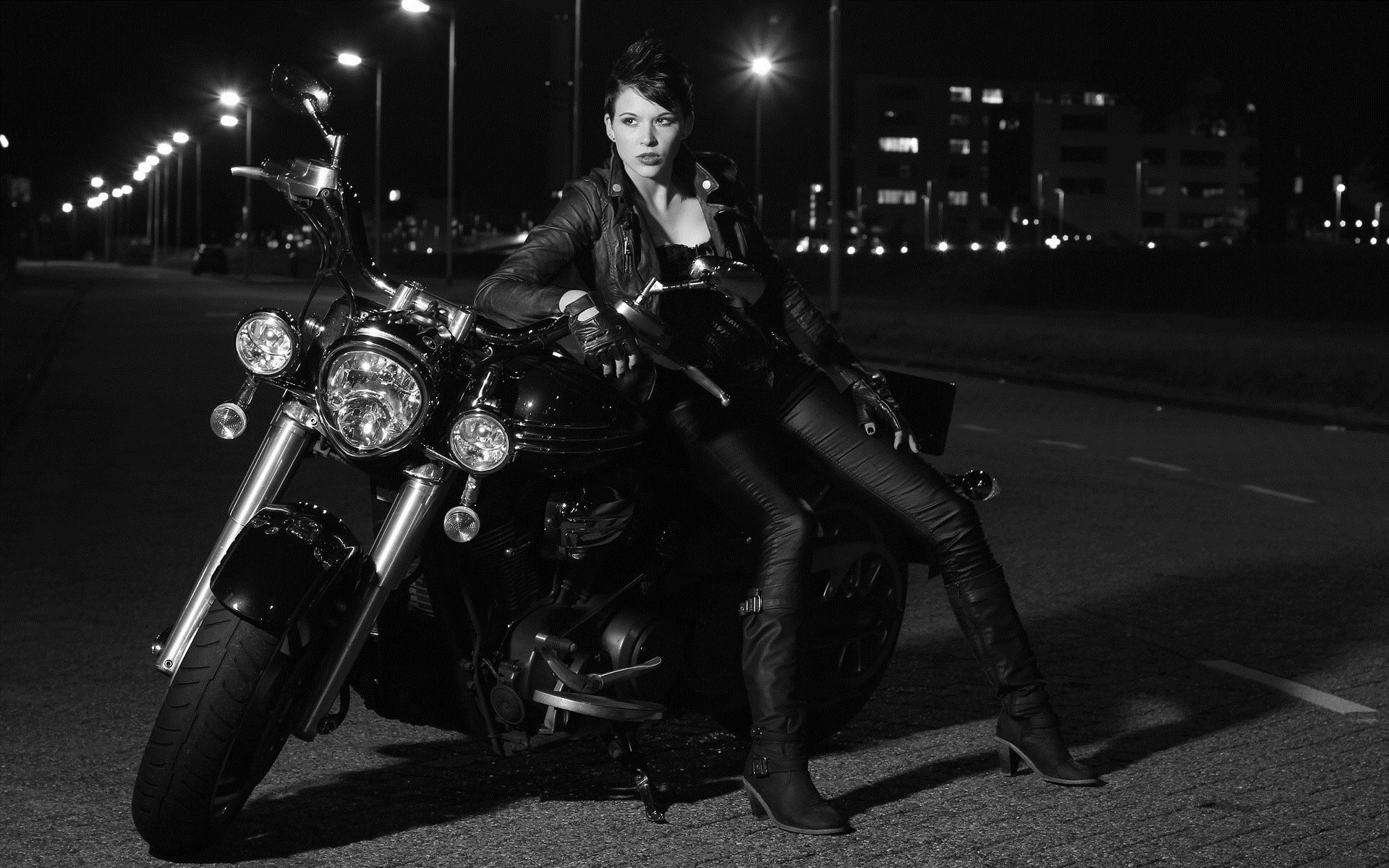 Photo Beautiful girls and motorcycles in Kobe