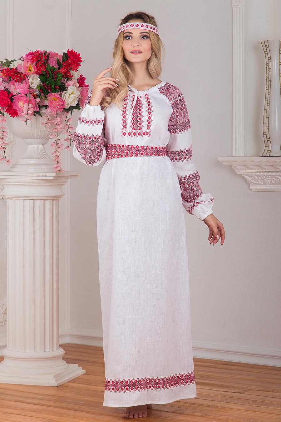 Women in Slavic costumes in Kobe