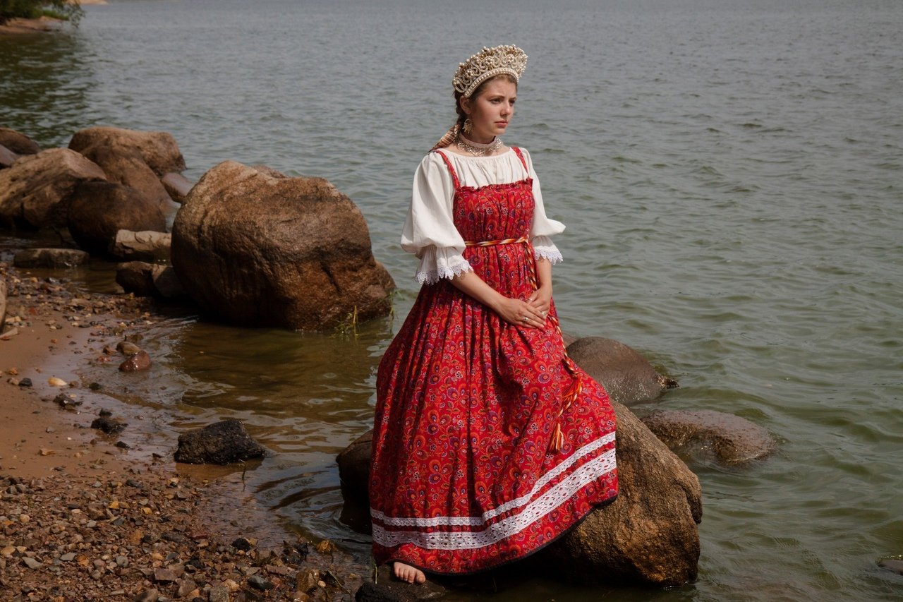 Women in Slavic costumes in Kobe