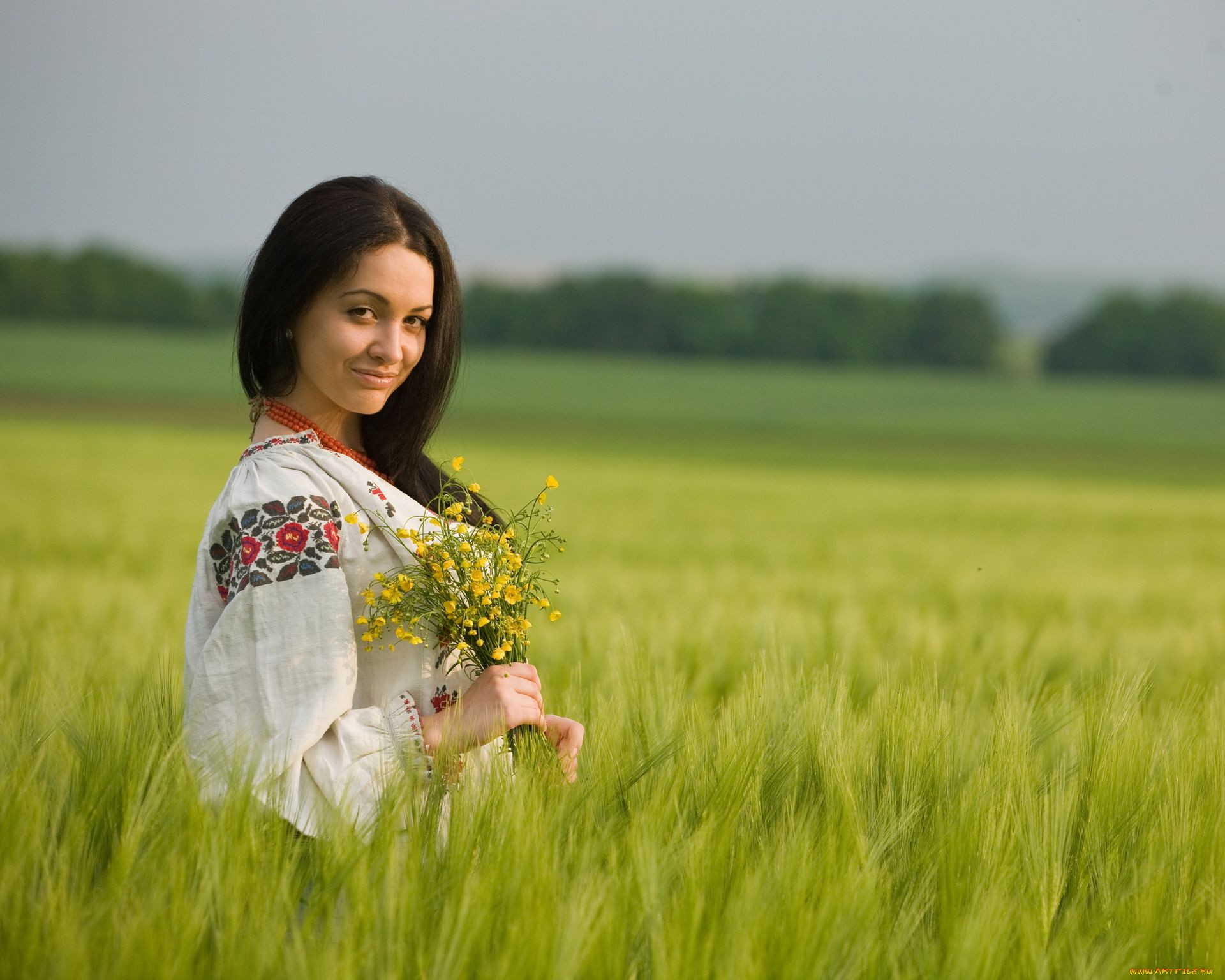 Women in Slavic costumes in Kobe