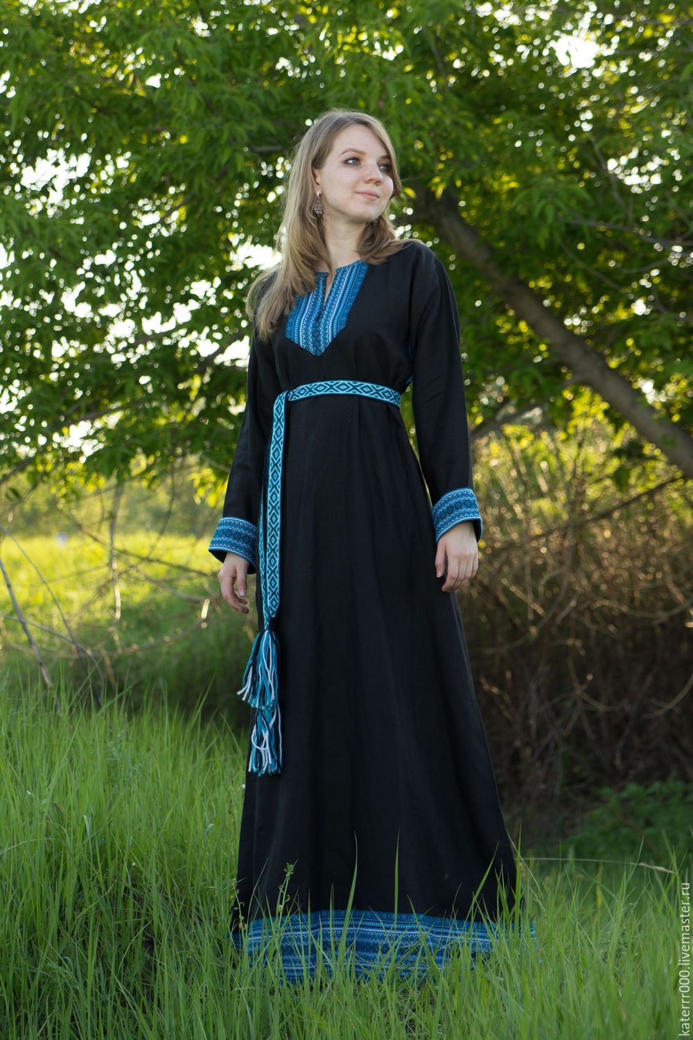 Women in Slavic costumes in Kobe