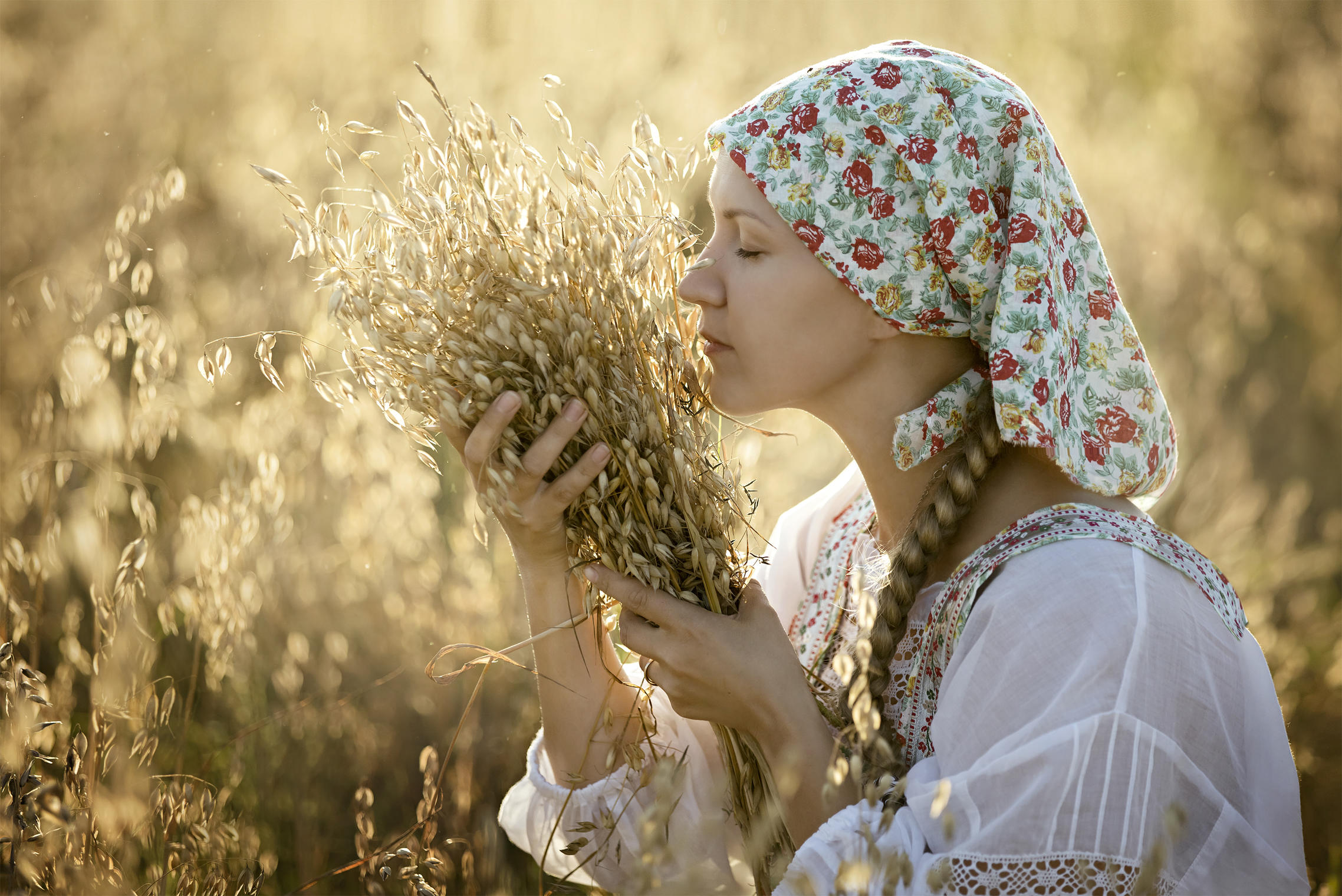 Photo Women in Slavic costumes in Kobe